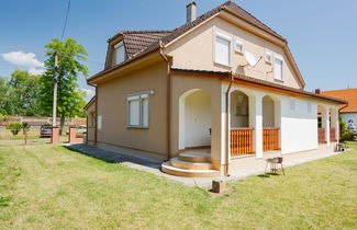 Photo 2 - 4 bedroom Apartment in Balatonmáriafürdő with garden and terrace