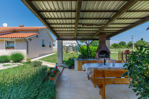 Photo 3 - Maison de 2 chambres à Pula avec piscine privée et jardin