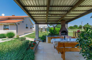 Photo 3 - Maison de 2 chambres à Pula avec piscine privée et vues à la mer