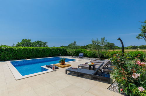 Photo 18 - Maison de 2 chambres à Pula avec piscine privée et vues à la mer