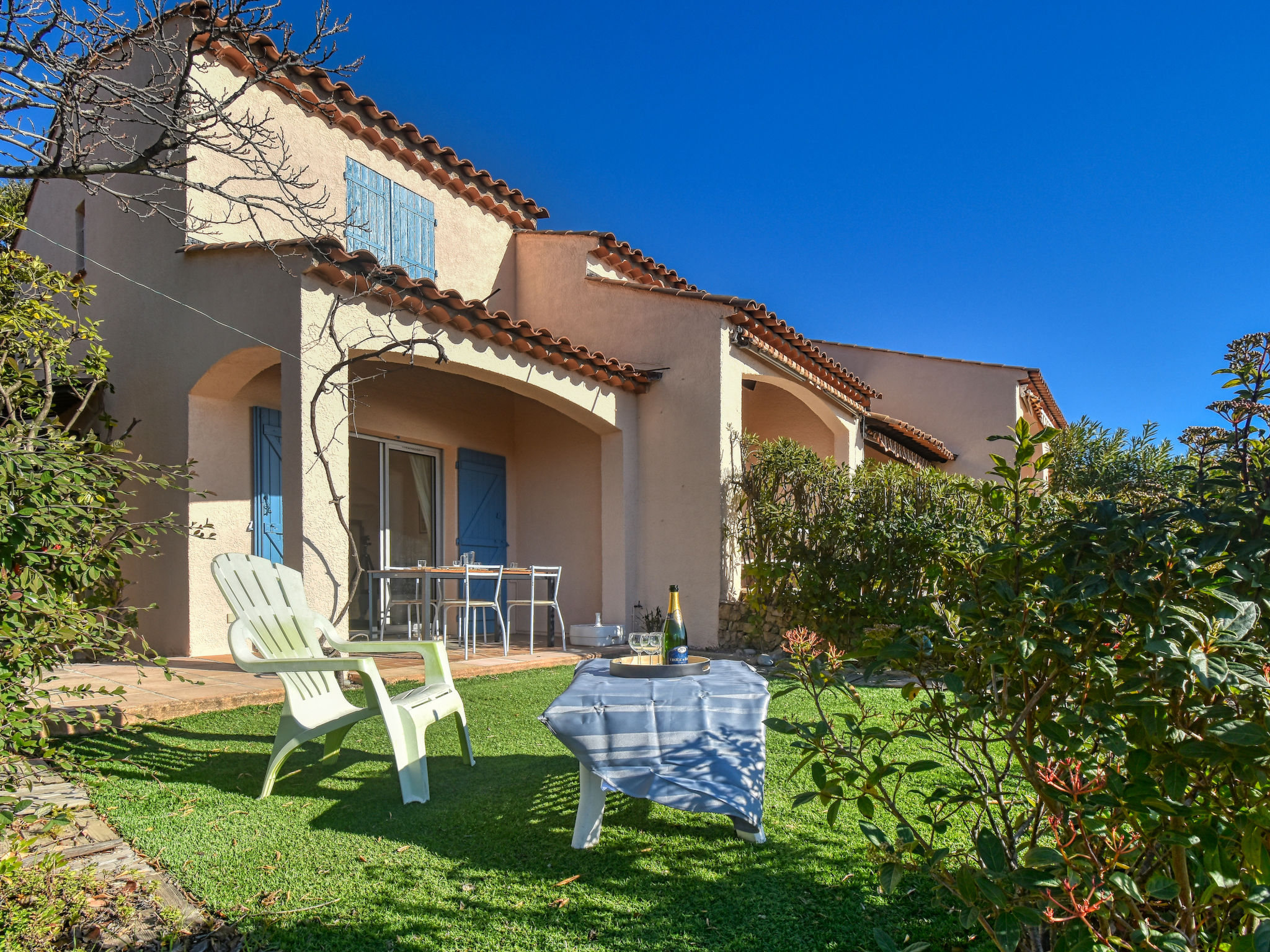 Foto 4 - Haus mit 2 Schlafzimmern in Saint-Raphaël mit schwimmbad und garten