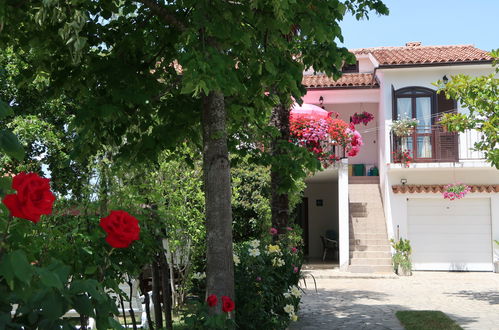 Foto 2 - Appartamento con 3 camere da letto a Labin con giardino e terrazza