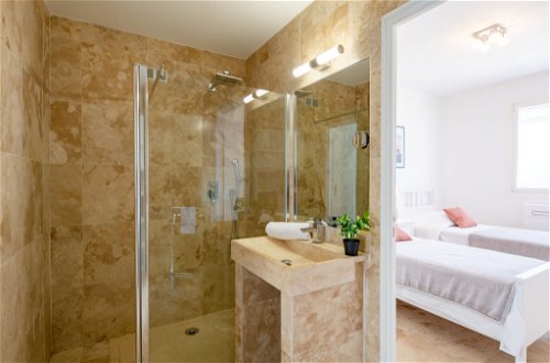 Foto 16 - Apartment mit 2 Schlafzimmern in Sainte-Maxime mit blick aufs meer