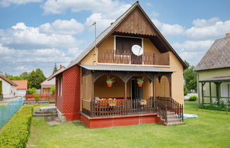 Photo 1 - Maison de 2 chambres à Balatonkeresztúr avec jardin et terrasse