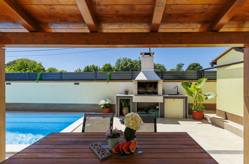 Photo 2 - Maison de 2 chambres à Fažana avec piscine privée et jardin