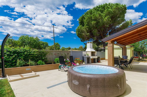 Photo 1 - Maison de 2 chambres à Fažana avec piscine privée et jardin