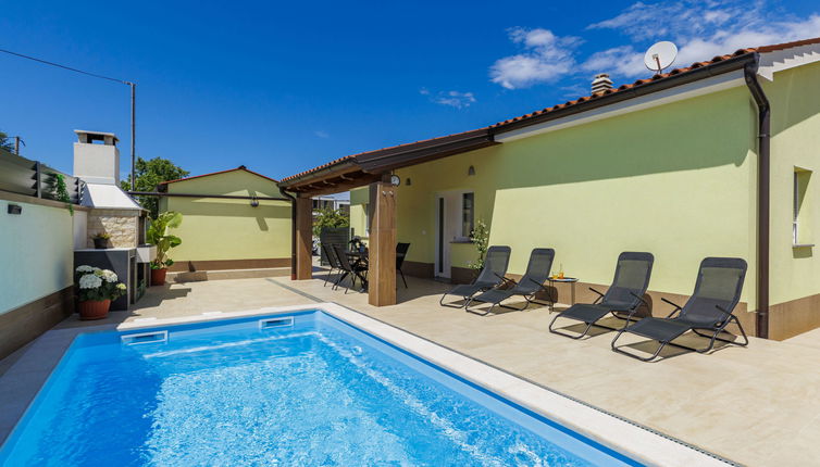 Photo 1 - Maison de 2 chambres à Fažana avec piscine privée et jardin