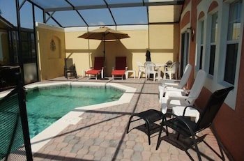 Photo 1 - 4br, 3ba T/home W/ Screened-in Heated Pool 4 Bedroom Townhouse by Redawning