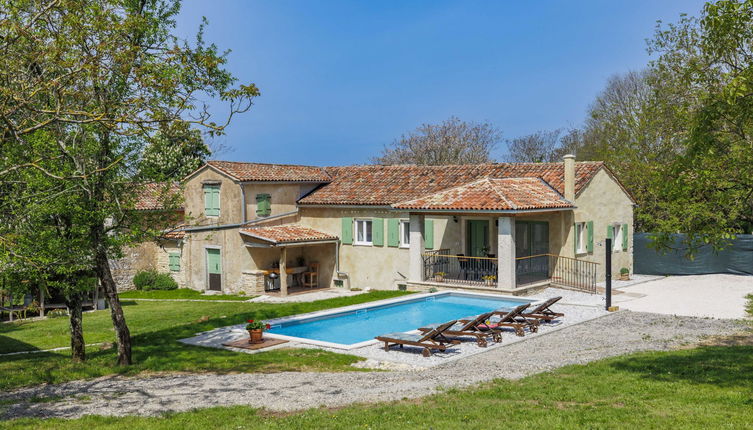 Photo 1 - Maison de 1 chambre à Pazin avec piscine privée et jardin