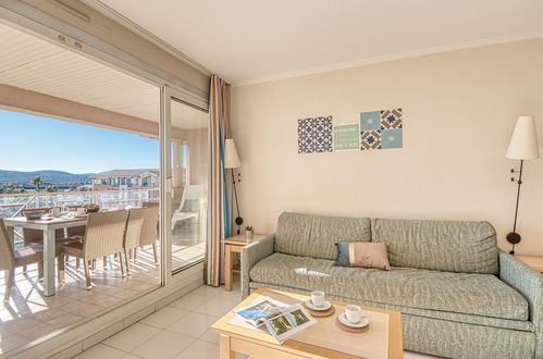 Foto 2 - Appartamento con 2 camere da letto a Fréjus con piscina e vista mare