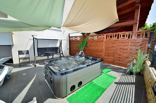 Foto 15 - Appartamento con 1 camera da letto a Stari Grad con piscina privata e terrazza