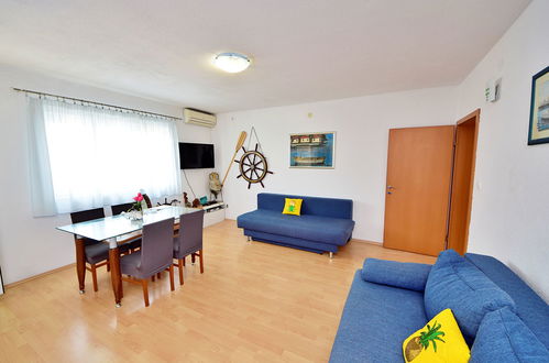 Foto 9 - Apartment mit 1 Schlafzimmer in Stari Grad mit privater pool und blick aufs meer