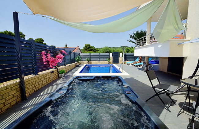 Apartamento de 2 quartos em Stari Grad com piscina privada e terraço - Foto 2