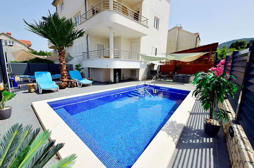 Foto 1 - Apartamento de 1 habitación en Stari Grad con piscina privada y vistas al mar
