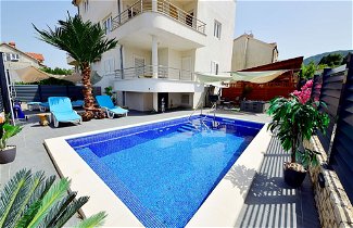 Foto 1 - Apartamento de 1 habitación en Stari Grad con piscina privada y vistas al mar