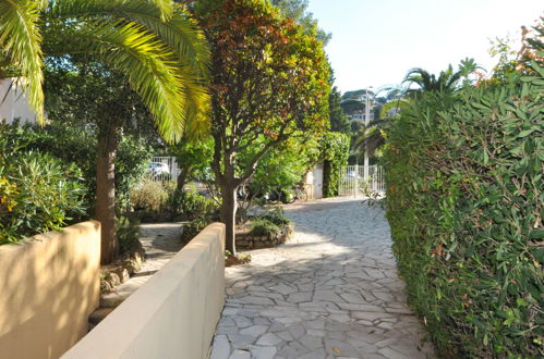 Photo 18 - 2 bedroom Apartment in Cavalaire-sur-Mer with garden and terrace