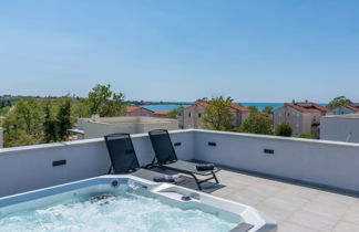 Photo 3 - Maison de 3 chambres à Brtonigla avec piscine privée et vues à la mer