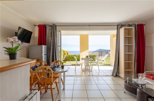 Foto 7 - Apartment mit 1 Schlafzimmer in Saint-Raphaël mit schwimmbad und blick aufs meer