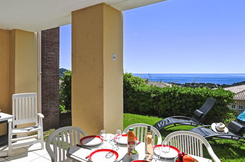 Foto 1 - Appartamento con 1 camera da letto a Saint-Raphaël con piscina e giardino