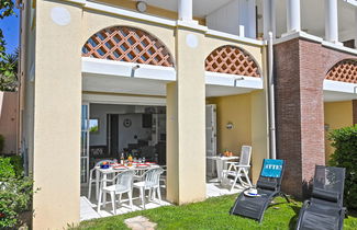 Foto 2 - Appartamento con 1 camera da letto a Saint-Raphaël con piscina e giardino