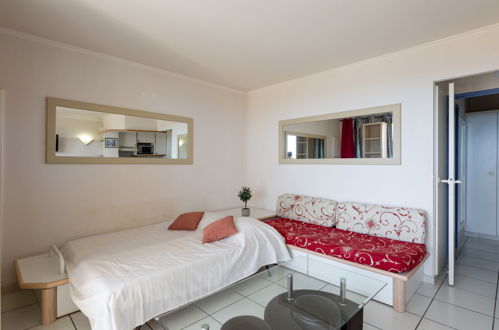 Foto 10 - Apartment mit 1 Schlafzimmer in Saint-Raphaël mit schwimmbad und blick aufs meer