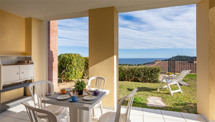 Foto 1 - Apartamento de 1 quarto em Saint-Raphaël com piscina e vistas do mar