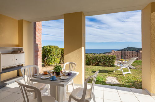 Foto 1 - Apartamento de 1 quarto em Saint-Raphaël com piscina e vistas do mar