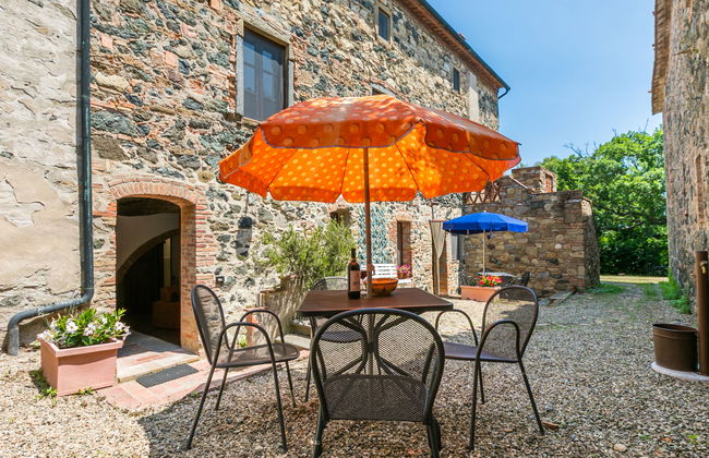 3 bedroom Apartment in Castelnuovo di Val di Cecina with swimming pool and garden - Photo 2