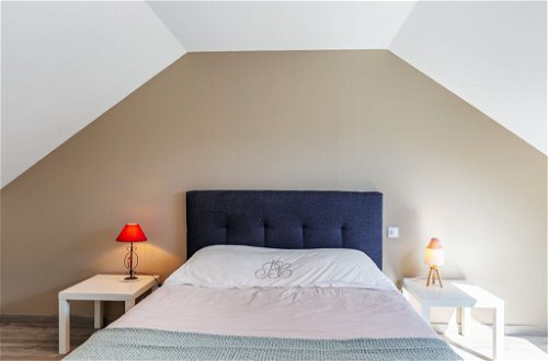 Foto 17 - Casa con 3 camere da letto a Lanhouarneau con terrazza e vista mare