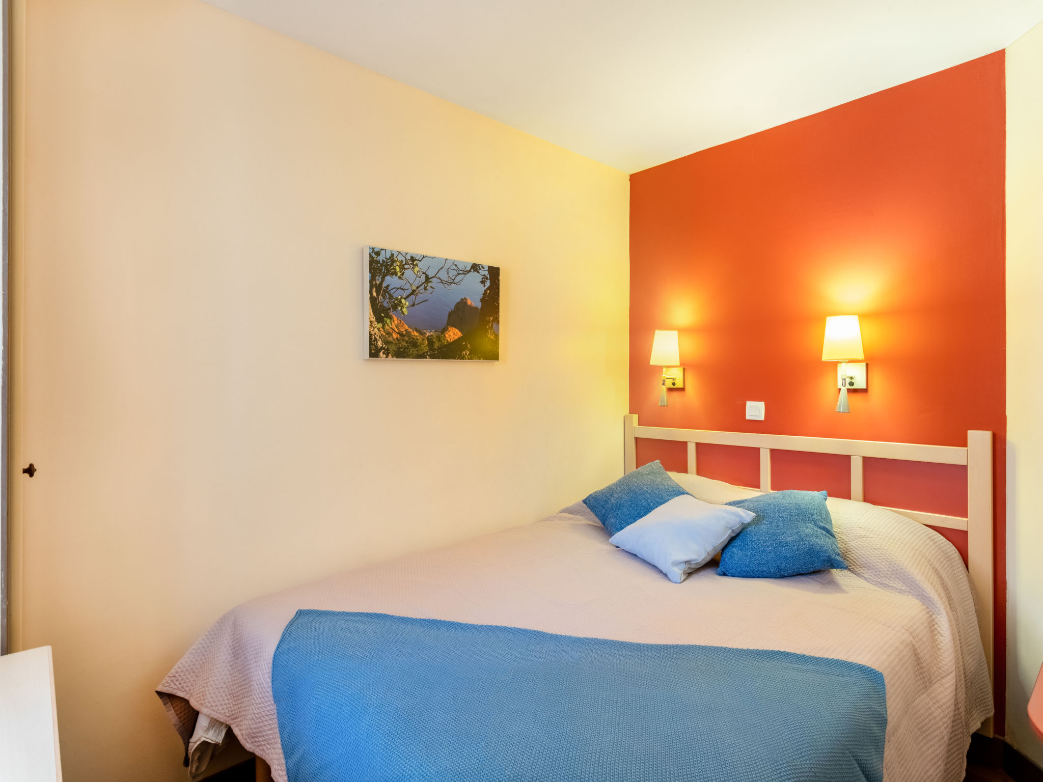 Foto 2 - Appartamento con 1 camera da letto a Saint-Raphaël con piscina e vista mare