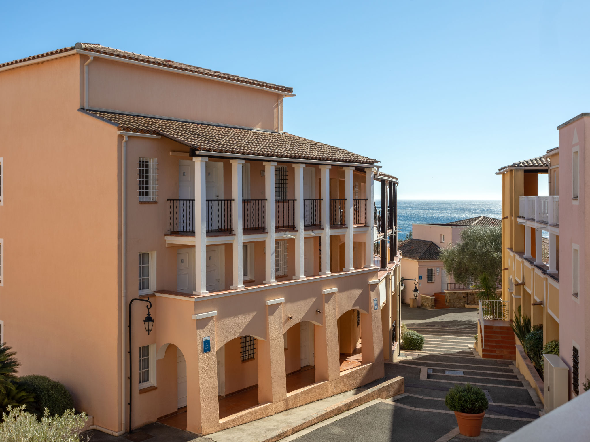 Foto 14 - Apartment mit 1 Schlafzimmer in Saint-Raphaël mit schwimmbad und blick aufs meer