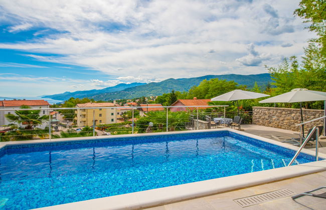 Casa de 2 quartos em Kastav com piscina e terraço - Foto 1