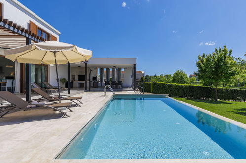 Photo 1 - Maison de 3 chambres à Sveti Petar u Šumi avec piscine privée et jardin