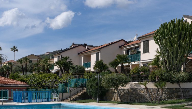 Foto 1 - Apartamento de 1 habitación en Cipressa con piscina y vistas al mar