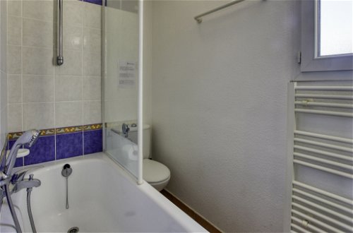 Foto 20 - Appartamento con 2 camere da letto a Six-Fours-les-Plages con piscina e vista mare