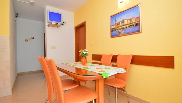 Apartamento de 2 quartos em Trogir com piscina e jardim - Foto 5