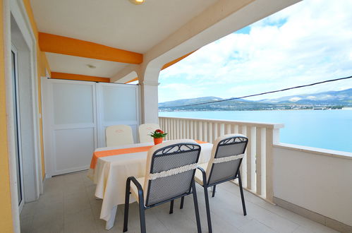 Foto 6 - Appartamento con 2 camere da letto a Trogir con piscina e vista mare