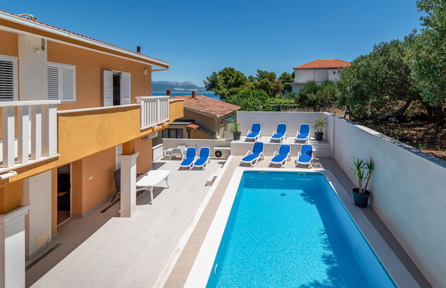Apartamento de 2 quartos em Trogir com piscina e jardim - Foto 2
