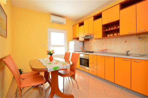 Foto 4 - Appartamento con 2 camere da letto a Trogir con piscina e vista mare