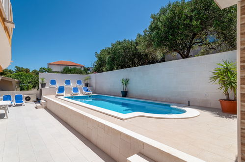 Foto 18 - Apartamento de 2 quartos em Trogir com piscina e jardim