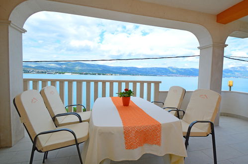 Foto 3 - Appartamento con 2 camere da letto a Trogir con piscina e vista mare