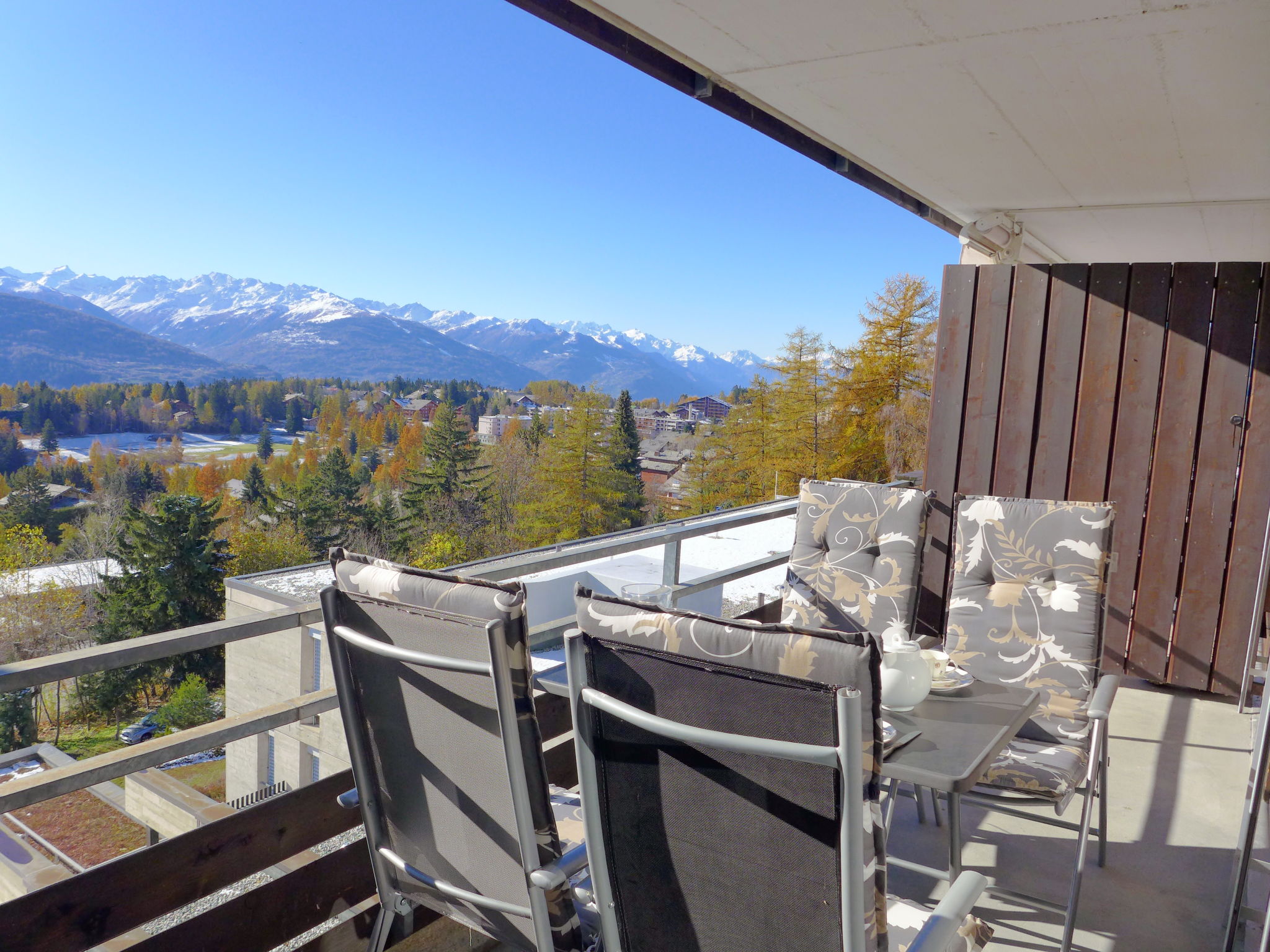 Foto 21 - Apartment mit 1 Schlafzimmer in Crans-Montana mit schwimmbad und blick auf die berge