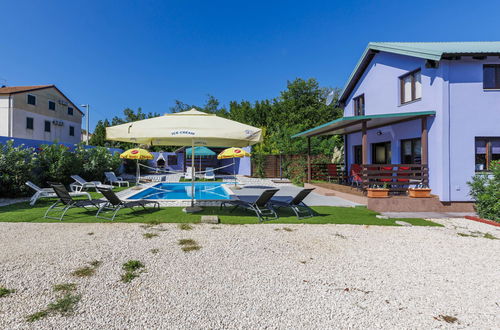 Foto 32 - Haus mit 4 Schlafzimmern in Umag mit privater pool und garten