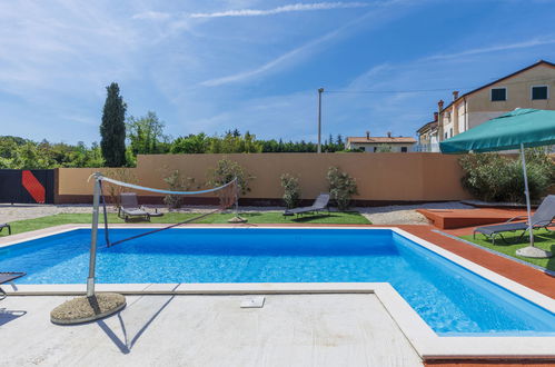 Foto 16 - Casa con 4 camere da letto a Umag con piscina privata e giardino