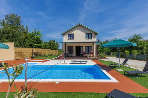 Photo 1 - Maison de 4 chambres à Umag avec piscine privée et vues à la mer