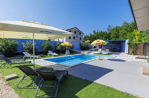 Foto 34 - Haus mit 4 Schlafzimmern in Umag mit privater pool und garten