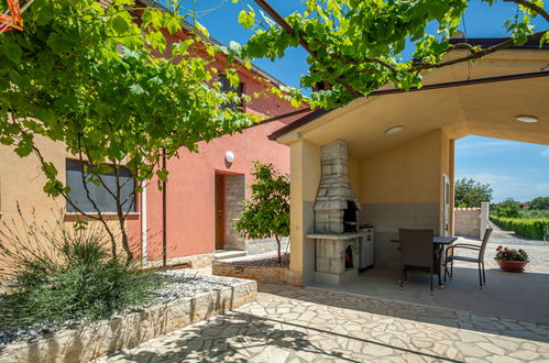 Photo 10 - Maison de 2 chambres à Pula avec jardin et terrasse