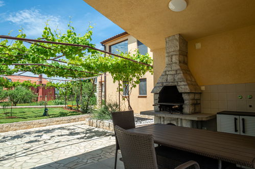 Photo 11 - Maison de 2 chambres à Pula avec jardin et terrasse