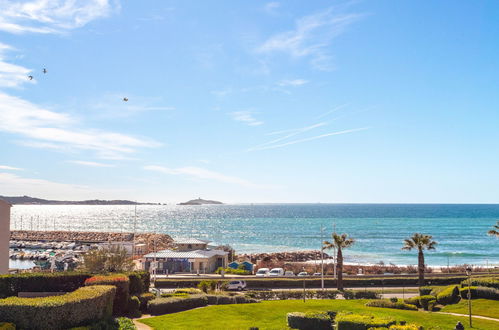 Foto 3 - Apartamento de 1 habitación en Six-Fours-les-Plages con piscina y vistas al mar