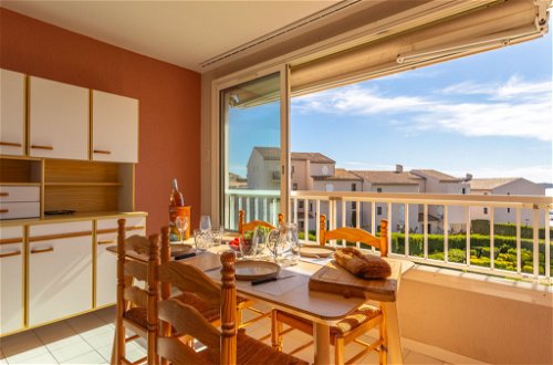Photo 8 - 1 bedroom Apartment in Six-Fours-les-Plages with swimming pool and sea view